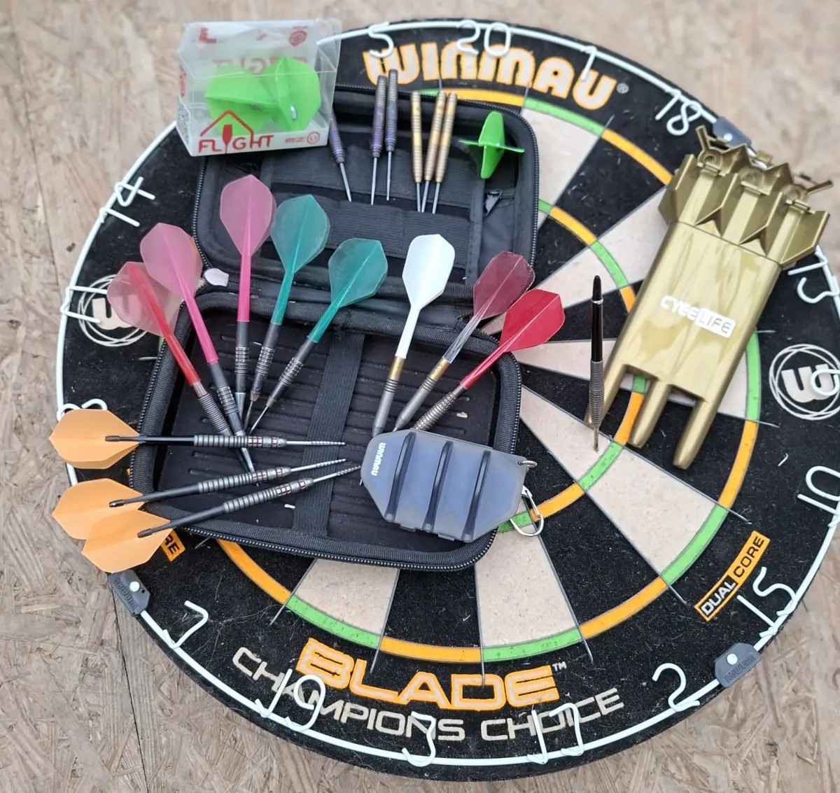 Umfangreiches Dart-Zubehör-Set inklusive Flights, Shafts und Werkzeug, übersichtlich in einer schwarzen Tasche sortiert – passend zum großen Vergleich 2026.